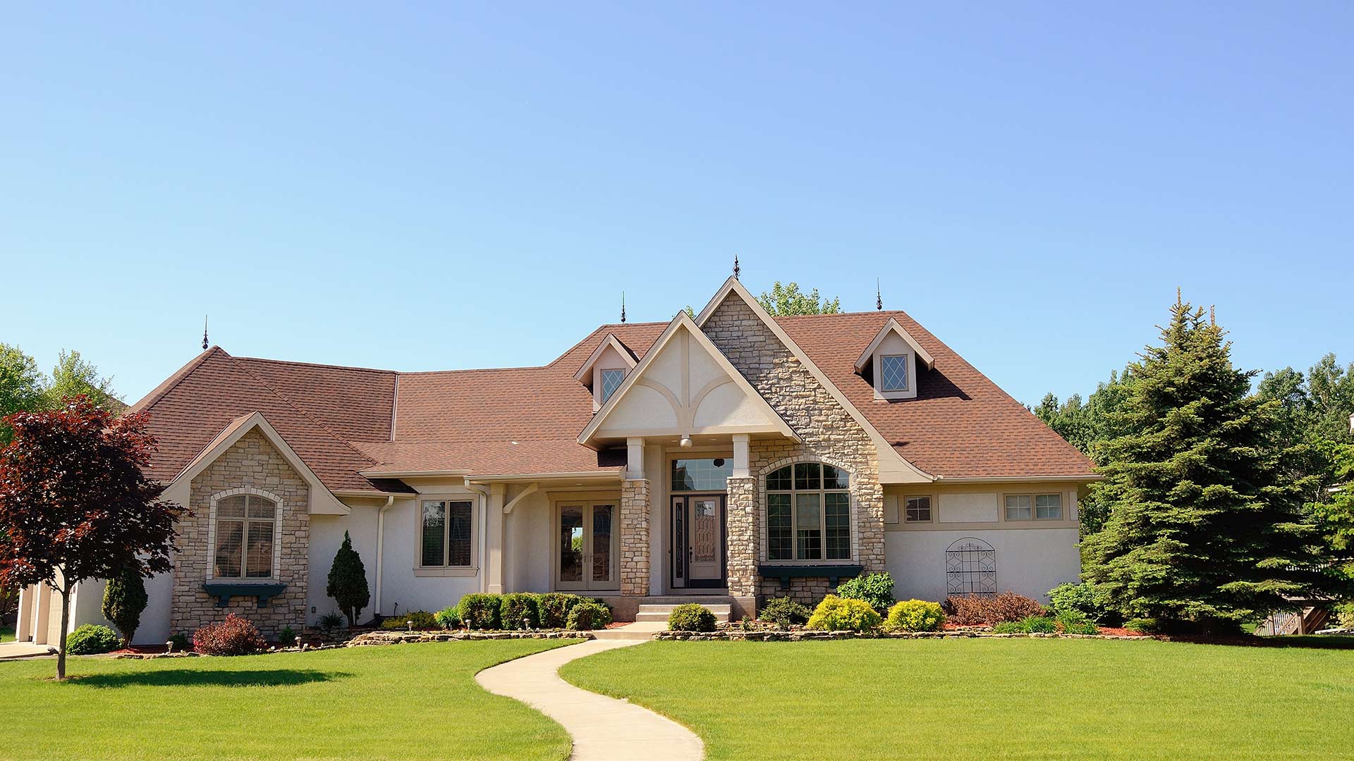 A beautiful home in Montrose, Colorado with a freshly mowed lawn.