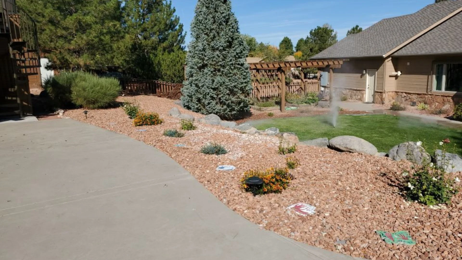 Landscape Ground Covers - Should You Install Mulch or Rock?