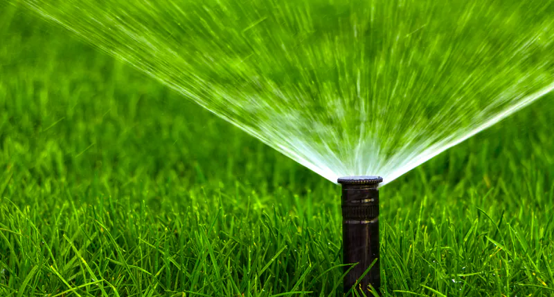 Pop-up sprinkler with traditional fan spray nozzle